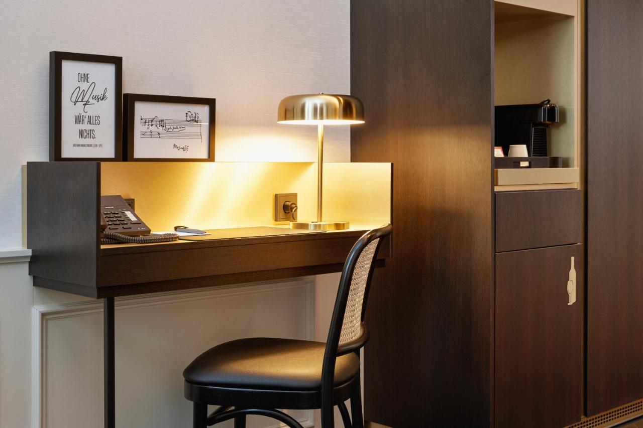 Hyperion Hotel Salzbourg Extérieur photo A work desk in a hotel room